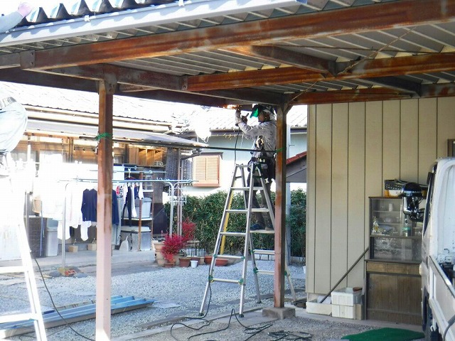 車庫の破風板溶接している