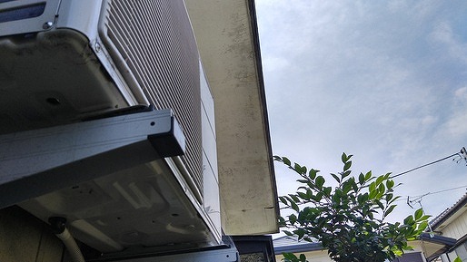 塗装のくすんだ軒天井