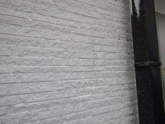 下塗り塗装中の竪樋周り