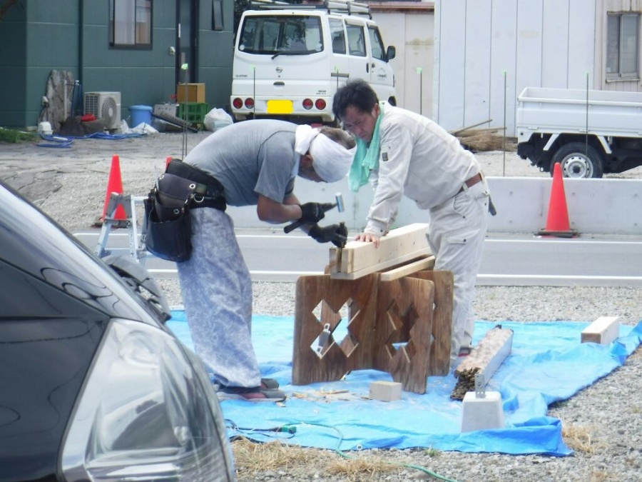 ノミで柱にほぞをつくっているところ