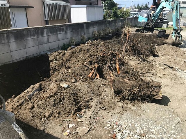 掘り出した木の切り株と重機