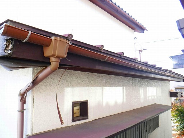 傾いた雨どい