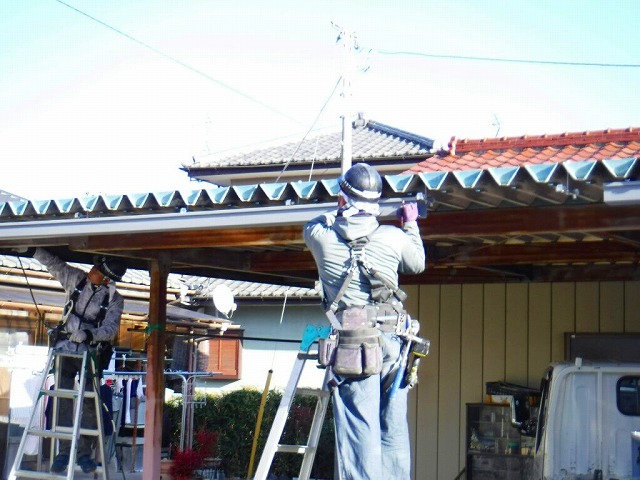 車庫の雨どい吊り金具に引っ掛け