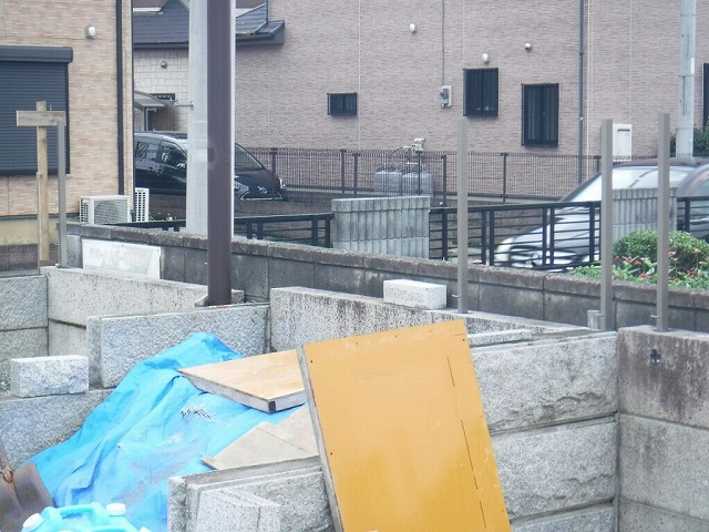 フェンスの支柱と目安の柱