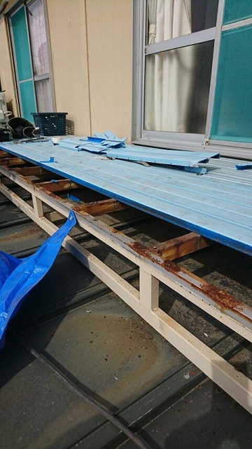 ベランダの床板部分取り外し中