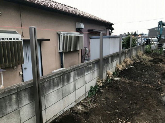 フェンスの支柱と水糸