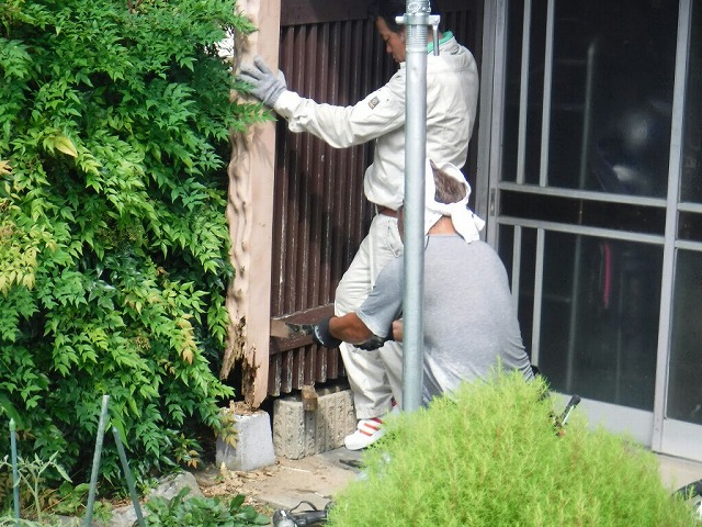 玄関の柱と目隠したて格子下部ノコギリ切断中