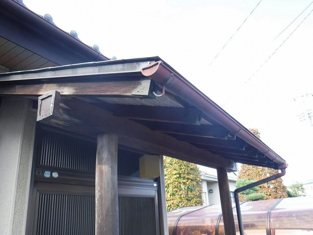 玄関雨どい工事前