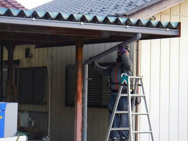 車庫の雨どい落とし口から竪樋へのつなぎこみ