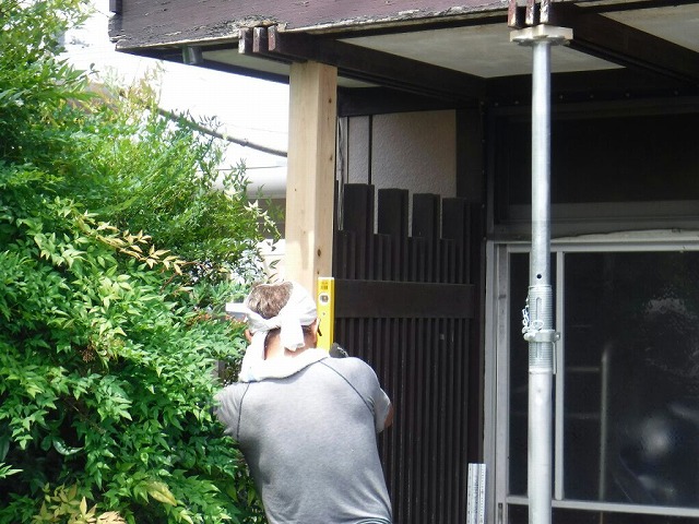 塗装前の柱のほぞが化粧垂木に合ったところ