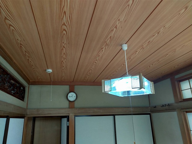 時計のある和室天井張り終わったところ