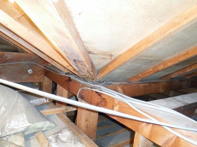 屋根裏谷のところの雨のシミ