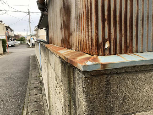 トタン波板の物置の裏側さび