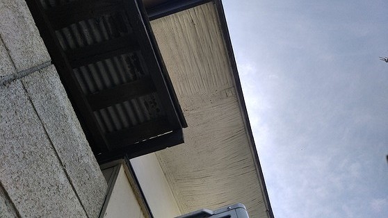 しわの寄ったベニヤ板の軒天井