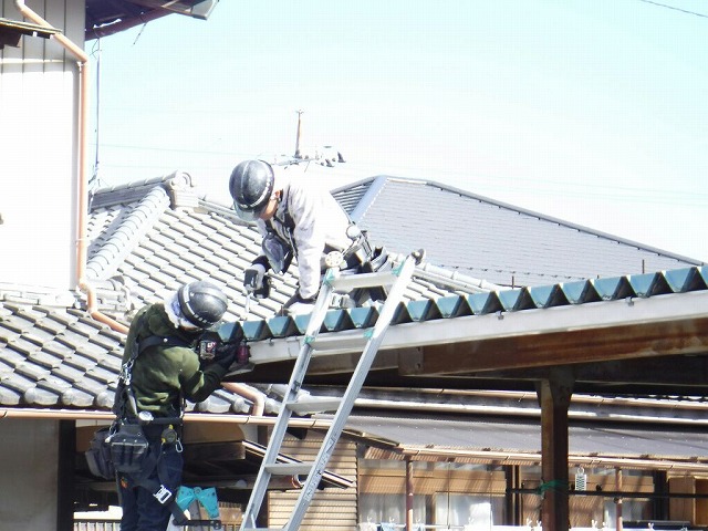 車庫の雨どいや屋根のボルト緩め