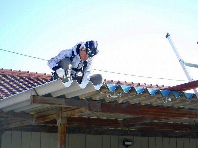 車庫の折板屋根のボルト締めしている