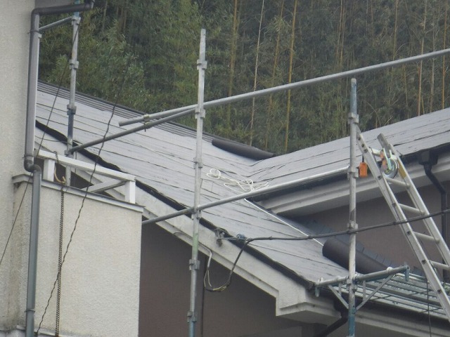 防水シートを屋根の谷になっているところに張ったところ