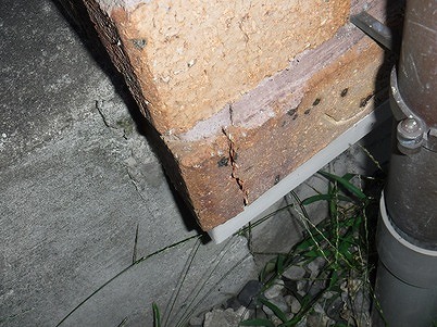 レンガのひび割れ