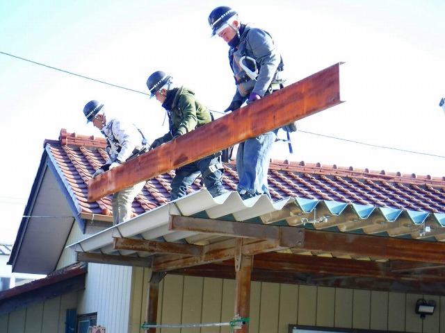 車庫の破風板搬入