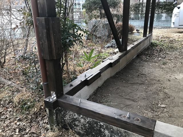 車庫の屋根の土台と柱補強後