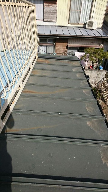 屋根の茶色のさびのすじ