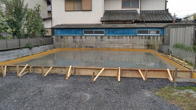 型枠内での土間コンクリート仕上げ