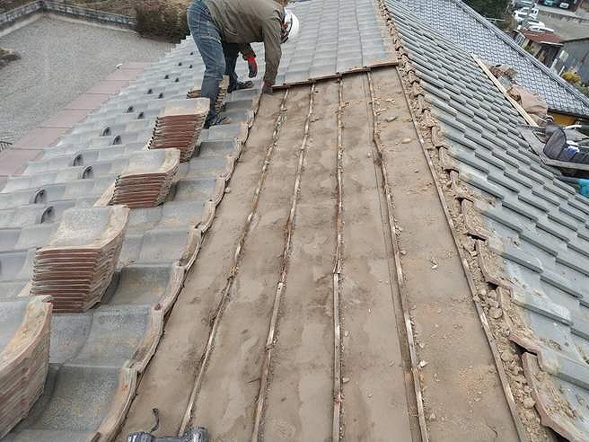 傷んだ瓦桟と雨水のにじんだ防水シート