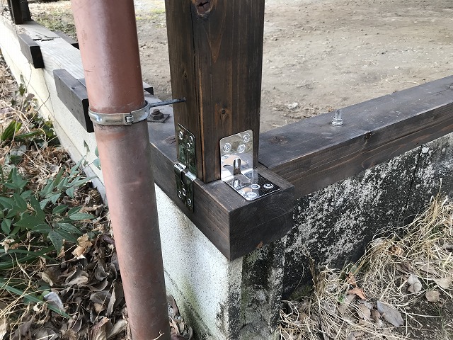 車庫の屋根の継ぎ足し柱と土台補強後