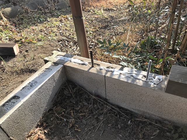 基礎に土台設置のための接着剤を塗布