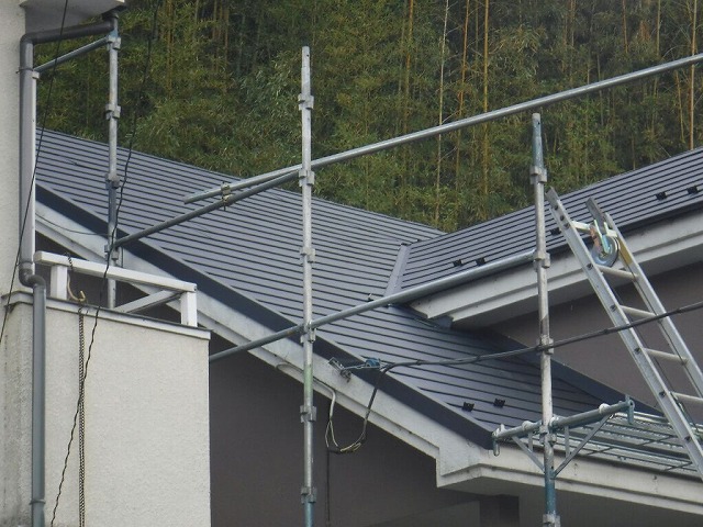 大棟のところまでガルバリウムカラー鋼板を葺いたところ