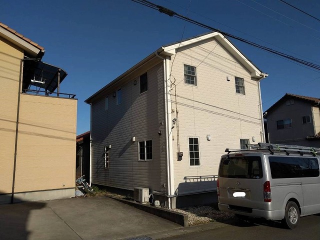 スレートの屋根の建物北西より全景