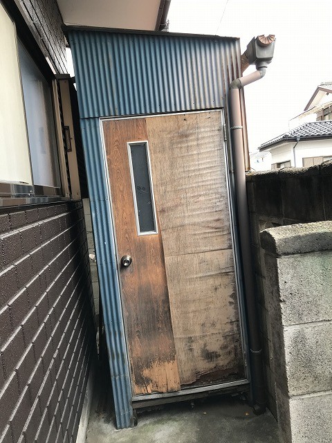 トタン波板の物置の木製のドア
