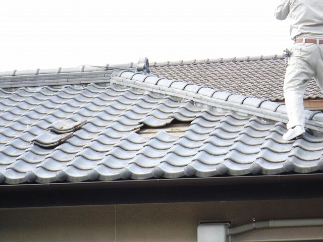 雨漏りしているところの瓦を取り外したところ