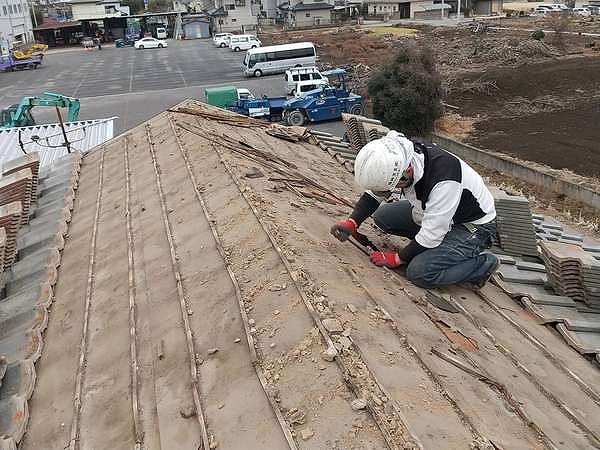 瓦桟剥がしているところ