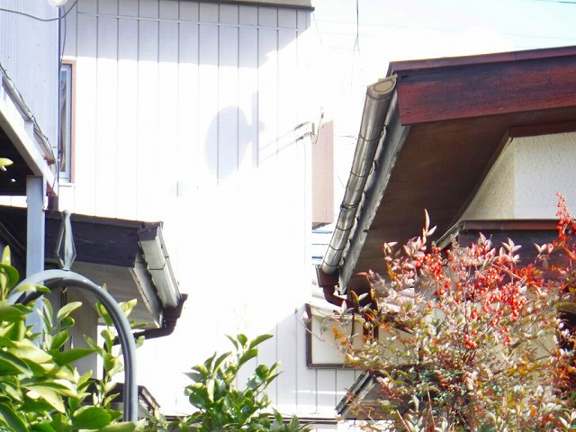 隣家との間南から見た状態