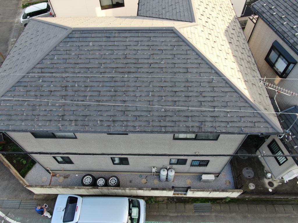 道路側から見た屋根全景