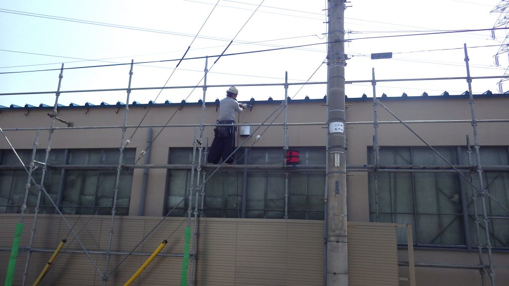 高所での雨樋取付作業