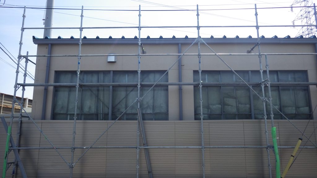 足場設置後の建物正面