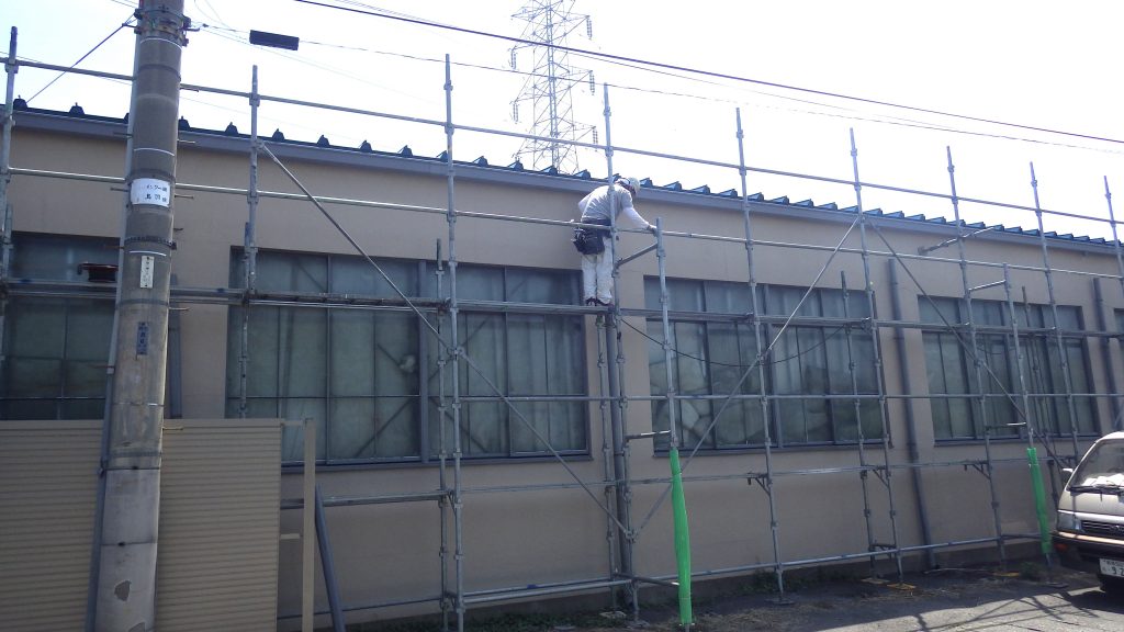 足場上での交換作業