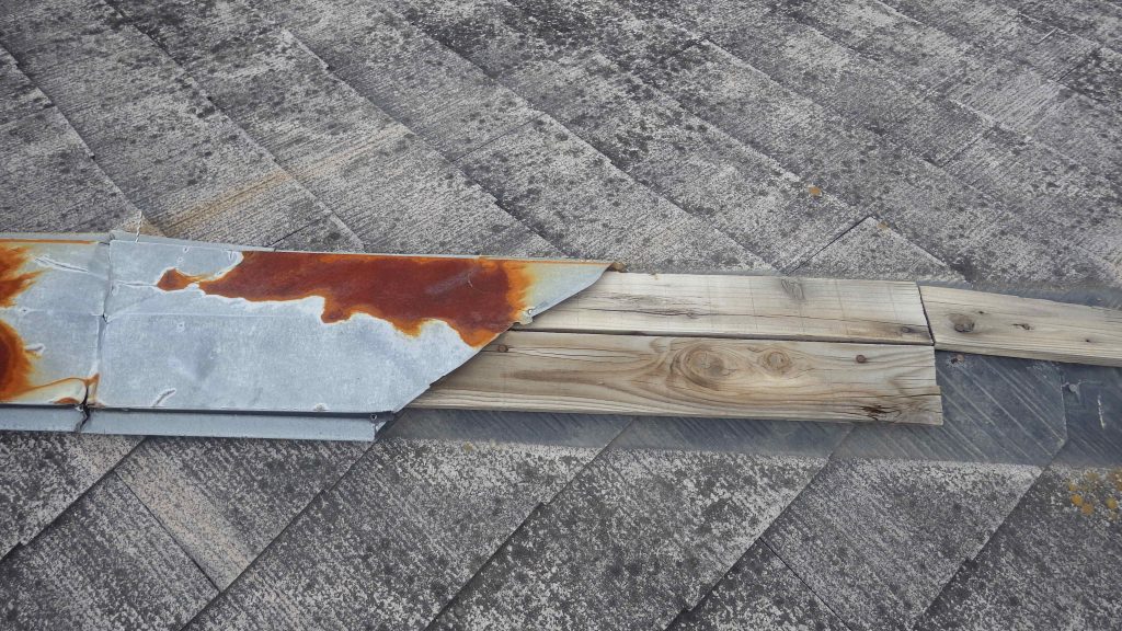 めくれて露出した貫板