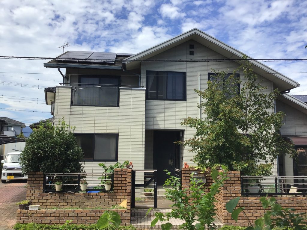 住宅正面の全景