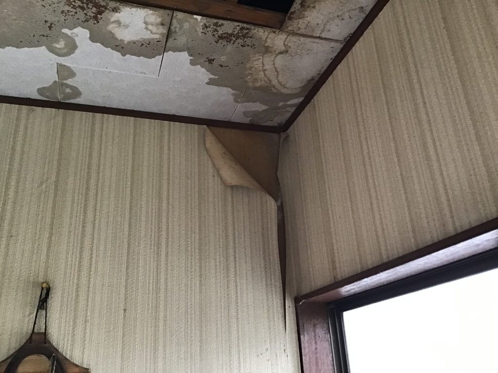 壁角のクロス浮き