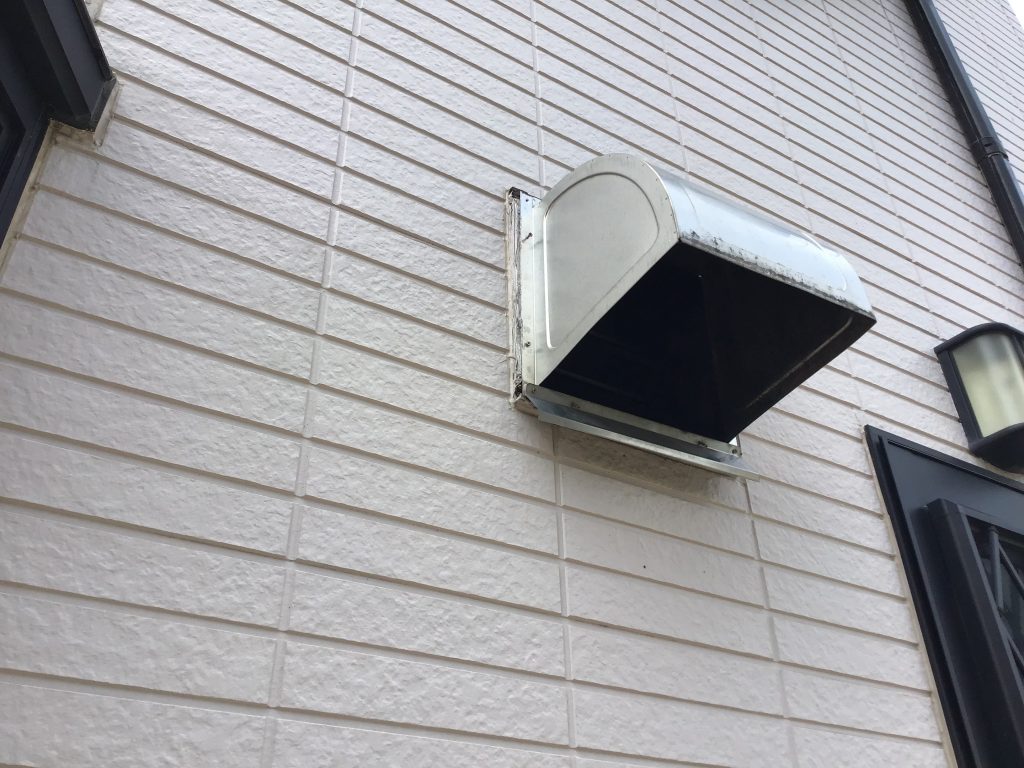 劣化した換気扇取付部