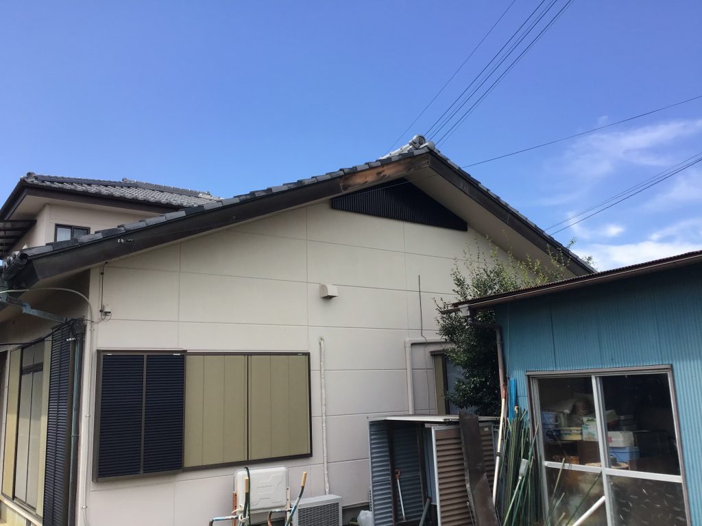 欠損箇所を含む屋根全景