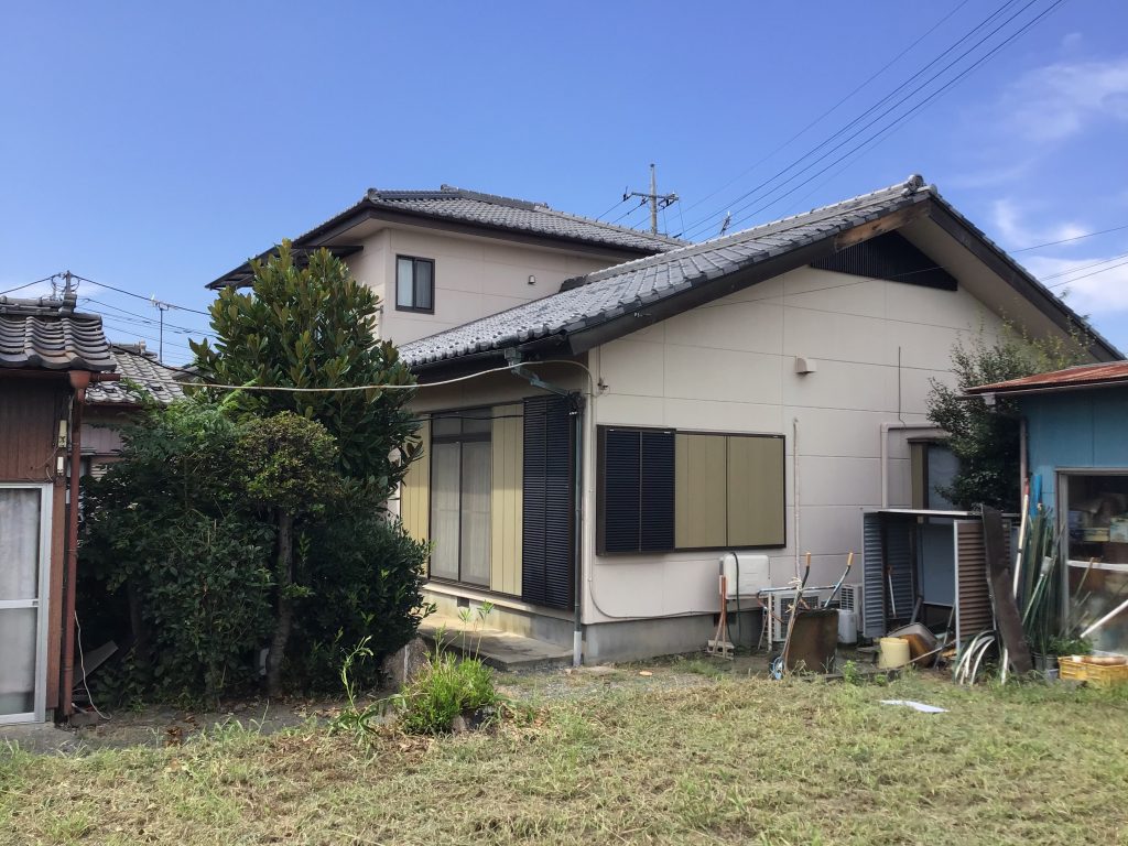 建物全体と妻側屋根
