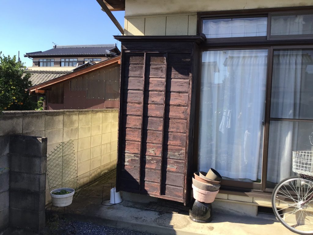 劣化した木製戸袋正面