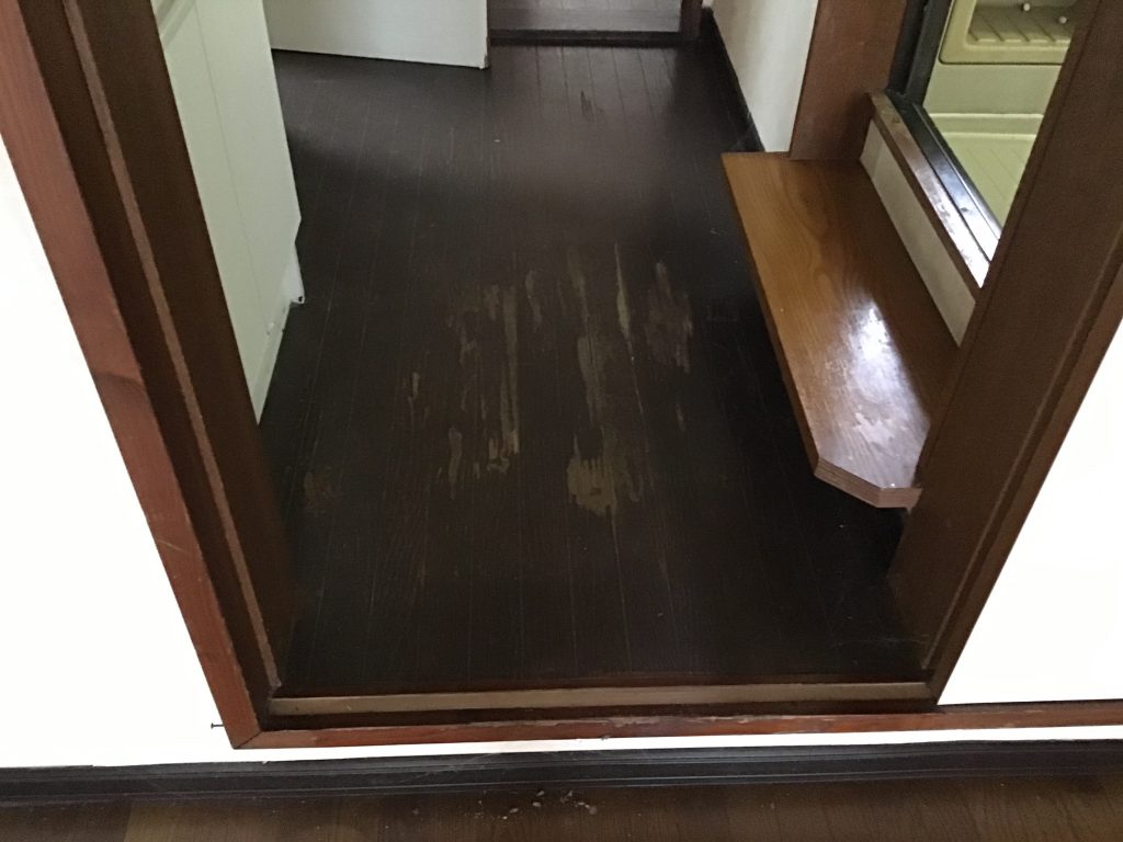 廊下床の表面剥がれ