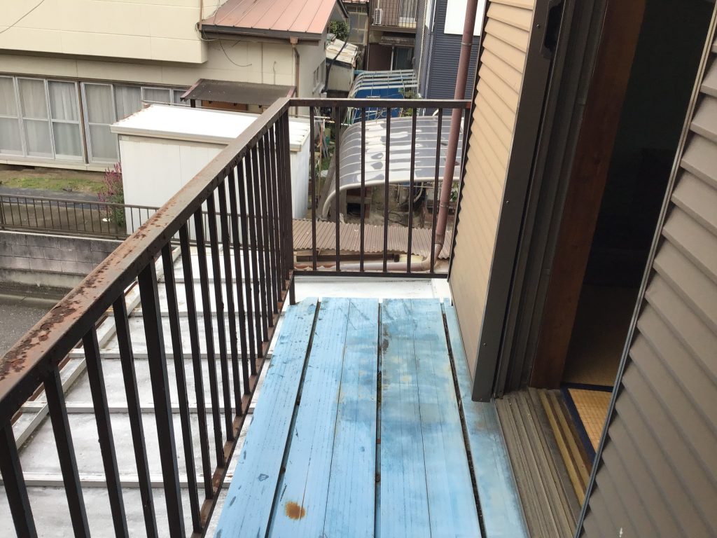 錆びたベランダ手すり