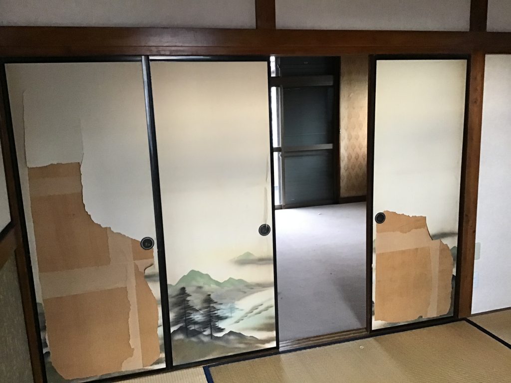 破れためくれた襖
