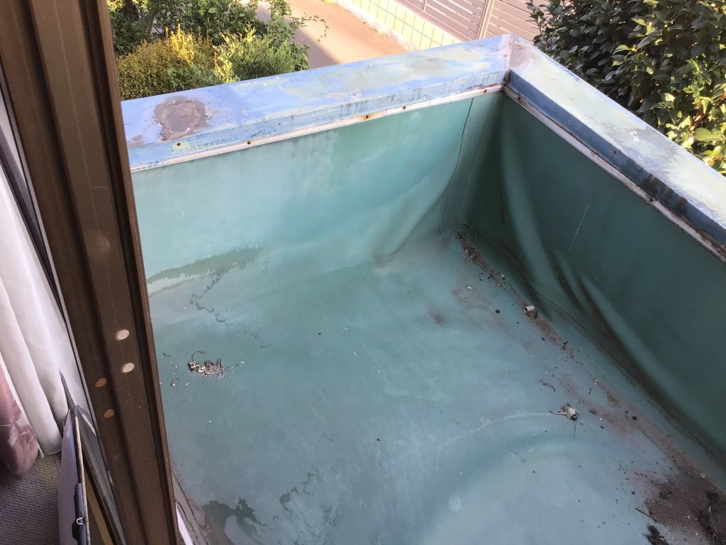 劣化したバルコニー防水